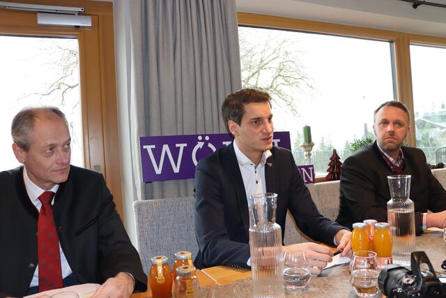 Vize-Bgm. Hubert Aufschnaiter, GR Micheal Riedhart sowie GR Markus Feiersinger verkünden die Vereinigung dreier bürgerlicher Lager. In Zukunft wird man gemeinsam als Wörgler Volkspartei auftreten.