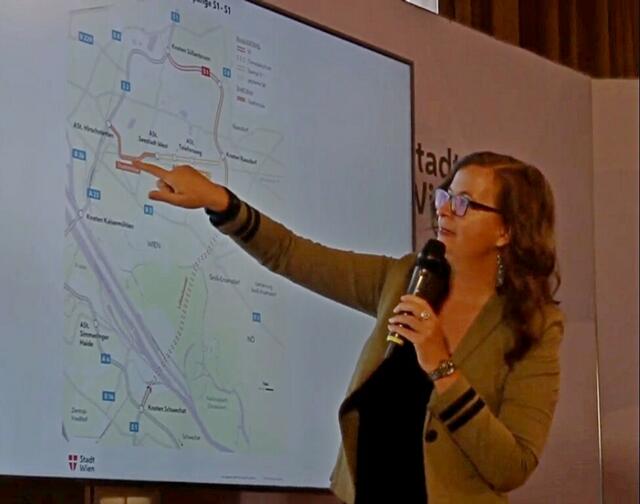 Planungsstadträtin Ulli Sima, hier bei der Pressekonferenz am 2. Dezember 2021, sprach sich wiederholt vehement für den Bau der "Stadtstraße" aus. Die Biologin, die einst mit mir studiert hat, bezeichnete die schnellstraßenähnlich ausgebaute Hochleistungsstraße in einer weiteren Pressekonferenz am 9. Dezember 2021 als "normale Gemeindestraße" - eine durchaus ungewöhnliche Aussage, die fachlich anzuzweifeln ist. | Foto: Gerhard Hertenberger