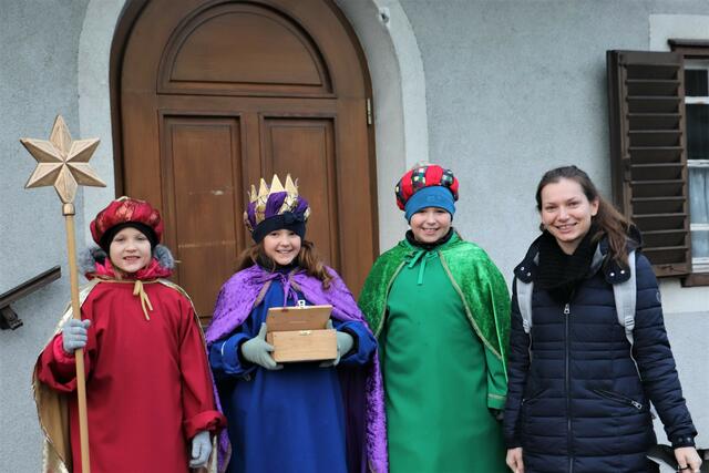 Lorena, Clara und Chiara setzen sich als Sternsinger mit Andrea Scheikl (re) für eine bessere Welt ein. | Foto: Edith Ertl