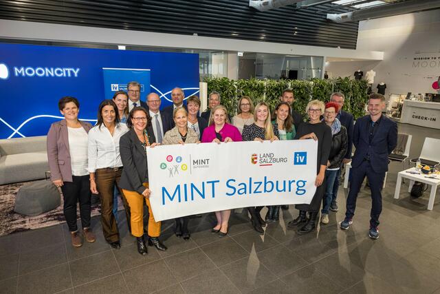 MINT-Vorzeigeland Salzburg vergab begehrte Gütesiegel. Im Bild: Landesrätin Daniela Gutschi mit der Salzburger-MINT-Community. | Foto: wildbild / IV-Salzburg