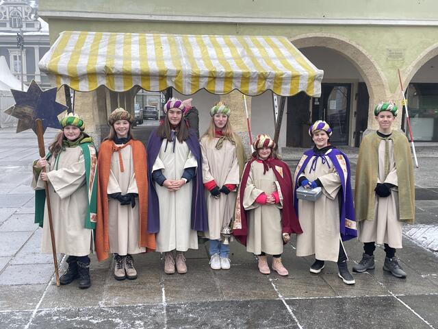 Die Sternsinger der Pfarre St. Magdalena bringen am Wochenmarkt in Völkermarkt die frohe Botschaft der Geburt Jesu Christi und den Segen zu den Menschen. | Foto: RegionalMedien