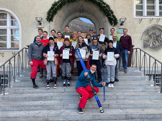 Die 16 Schilehrer-Anwärter der LL Imst mit ihren Ausbildern, Direktor Moritz und FL Neuner.