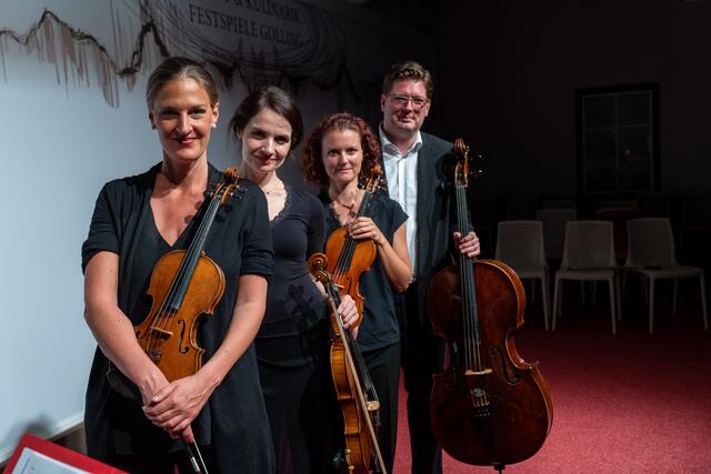 "Philipps kleiner Opernführer" ist seit Jahren ein Publikumsliebling. Die spielerisch erzählten Opern werden vom Varietas Ensemble untermalt (v.l.):  Daniela Preimesberger (1. Violine), Iris Krall-Radulian	(2. Violine), Marta Potulska (Viola) und Philipp Preimesberger (Cello und Moderation) | Foto: Marc Stickler