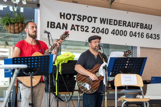 Am Molnarplatz, dem Epizentrum der Flutkatastrophe in Hallein, traten Ende Juli die Band RRRitsch und die Starmania-Gewinnerin Anna Buchegger auf.  | Foto: Adi Aschauer
