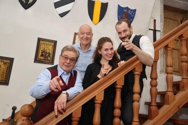 Kriminalistisches Gespür bei den "Untoten von Salzburg": Fanny Krausz, Florian Teichtmeister und Erwin Steinhauer mit Hermann Döllerer. | Foto: Franz Neumayr