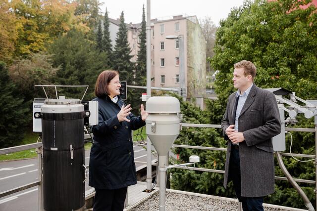 Umwelt- und Klima-Landesrat Stefan Kaineder mit Regina Pürmayr (Gruppenleiterin Luftgüte beim Land OÖ) auf der Messstation beim Linzer Römerbergtunnel. | Foto: Land OÖ
