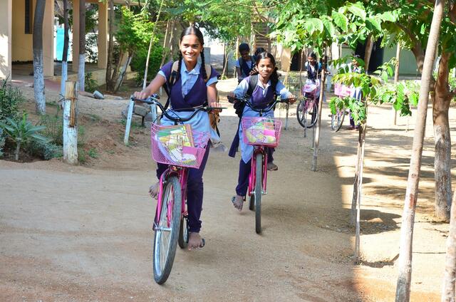 Fahrräder für Schülerinnen in Indien | Foto: MIVA
