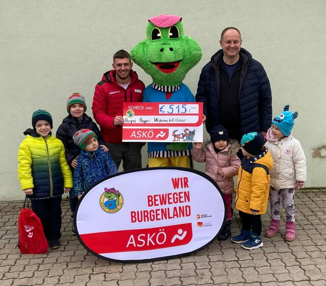  In Neudorf bei Parndorf konnte Hopsi Hopper und Mathias Binder von der ASKÖ Bgm. Karel Lentsch 515,-- € für eine bedürftige Familie überreichen.    