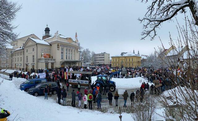 Auch am Neujahrstag werden sich hier vor dem Stadttheater wohl wieder unzählige Menschen versammeln | Foto: meinBezirk.at/Archiv