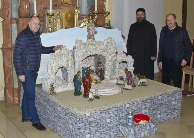 Reinhard Raba, Pater Adalbert Gáspár und Josef Horvath vor der restaurierten Kirchenkrippe. | Foto: Peter Seper