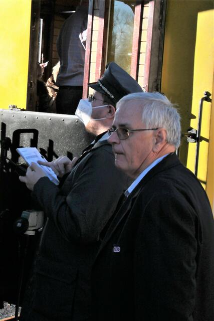 Zugbegleiter Philipp Peinhopf und Stainzer Bahn-Obmann Franz Zettl (v.l.)
