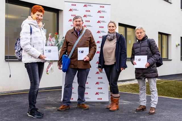 Eva Herzog (links), Jela Pavlovic (rechts) und Herbert Maybachl erhielten von AK-Bezirksstellenleiterin Maga. Danja Wanner (Mitte) am 23.12. ihre Hotelgutscheine vor dem frisch verputzten Arbeiterkammer-Neubau in der Wassergasse.
