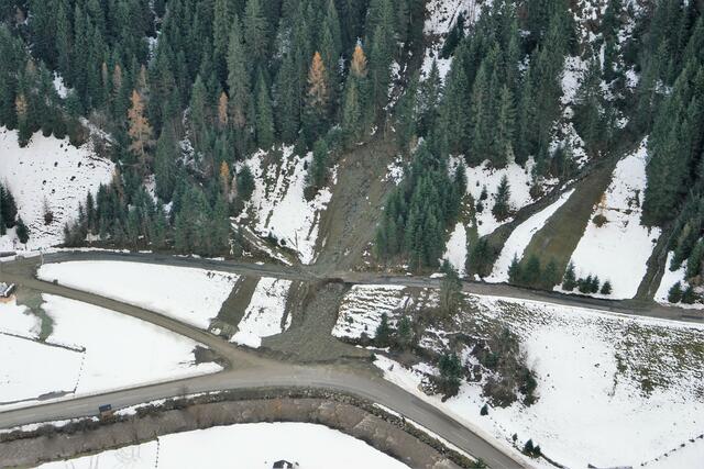 Die Luftaufnahme zeigt die Zerstörung der oberen Wolfaustraße nach dem Unwetter im Jahr 2019. Seither wurde die Straße nur notdürftig saniert.  | Foto: Valentin