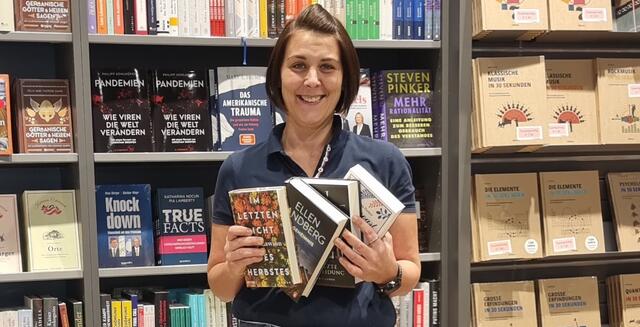 Kerstin Ponleitner, Filialleiterin Thalia Pasching empfiehlt "Die Gartengruppe ermittelt" und weitere Bestseller. | Foto: Kerstin Ponleitner
