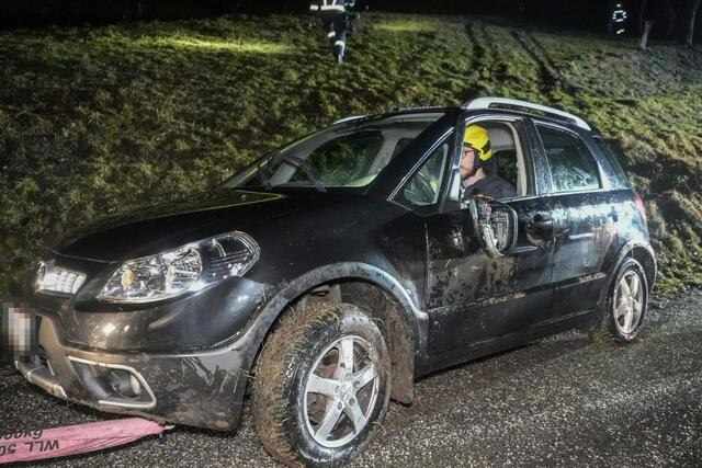 Ein Pkw-Lenker rutschte in Oberamt über eine Böschung. | Foto: Tom Wagner
