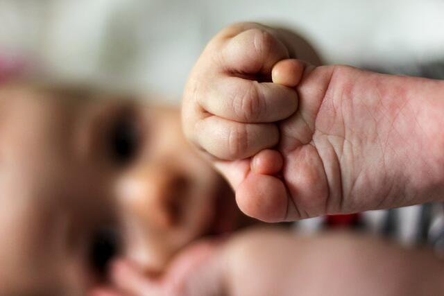 1.163 Babys erblickten 2021 im Kardinal Schwarzenberg Klinikum das Licht der Welt.  | Foto: pepp (Symbolbild)