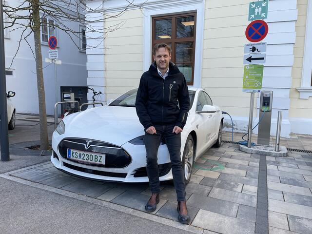 Mr. Tesla Matthias Zawichowski beim "Aufladen".  | Foto: Karin Zeiler