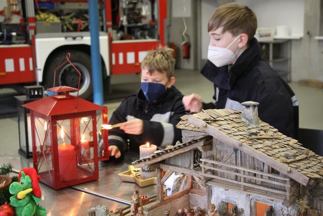Auch 2021 verteilten die Mädchen und Burschen der Feuerwehrjugend Bad Sauerbrunn das Friedenslicht. | Foto: FF Bad Sauerbrunn