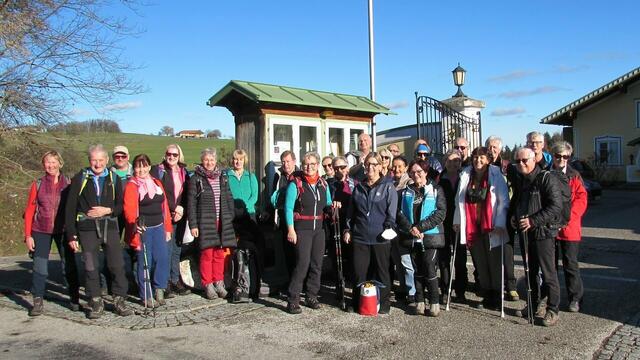 Die Wanderer des Ennser Alpenvereins nutzten das frühlingshafte Wetter für eine Silvesterwanderung.  | Foto: Alpenverein Enns