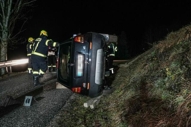 Ein Pkw-Lenker rutschte in Oberamt über eine Böschung. | Foto: Tom Wagner