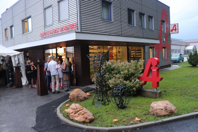 Die Apotheke Krems liegt Stallhofen am nächsten, Mitarbeiterin Martina Birnhofer suchte um Stallhofen an. | Foto: Lederer