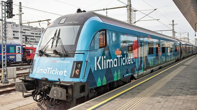 Das KlimaTicket soll ein Anreiz für die verstärkte Nutzung öffentlicher Verkehrsmittel sein. | Foto: ÖBB / Andreas Scheiblecker