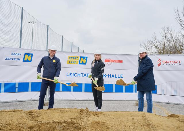 Sportlandesrat Jochen Danninger, Ivona Dadic und St. Pöltens Bürgermeister Matthias Stadler beim Spatenstich der neuen LA-Halle die im Jänner 2022 fertiggestellt wird.