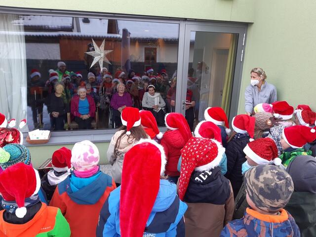 Die Kinder der VS Schladming bei der Übergabe der Briefe im Bezirksaltenheim Schladming | Foto: Privat