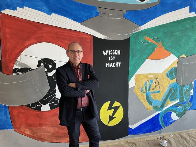 Wissen ist Macht - und Robert Streibel ist stolz auf das Kunstwerk, das den Seminarraum ziert. | Foto: Berger