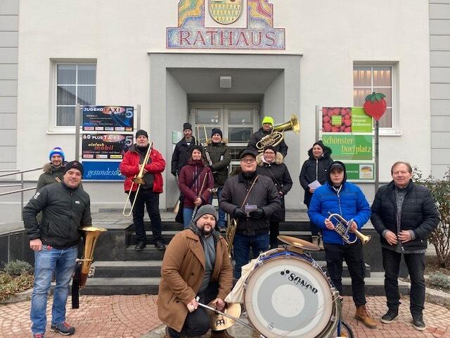 Bürgermeister Matthias Wegghofer (rechts) und Obmann Bernd Tiess (Mitte hinter Trommel) mit den Musikern. | Foto: Wiesen