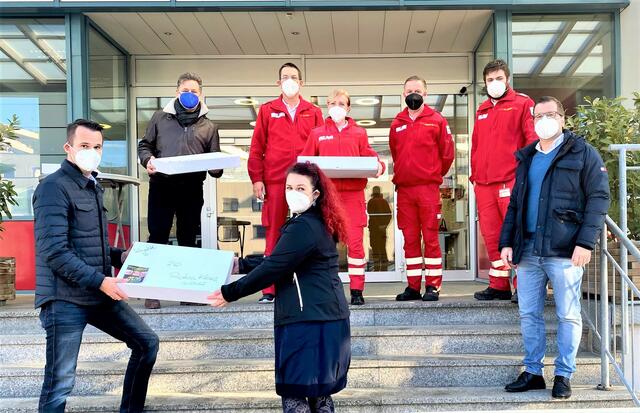 Geschenke von der FPÖ gab es in Form von Brötchen, Energydrinks und Glücksbringern für die Grazer Einsatzkräfte zu Silvester.  | Foto: FPÖ