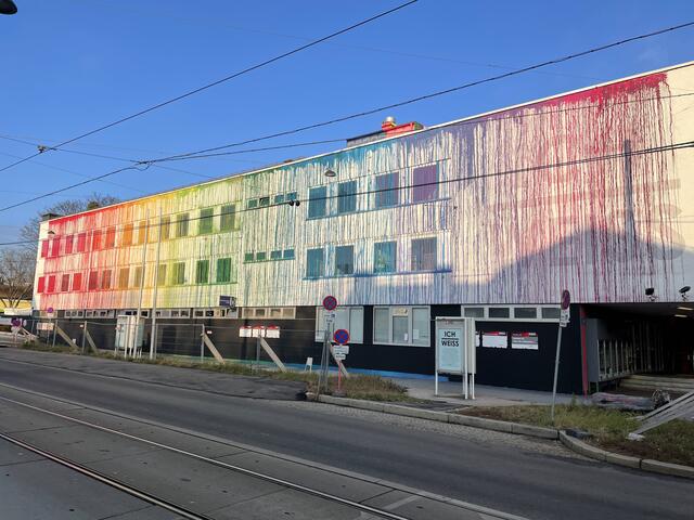 Im Augenblick erstrahlt die VHS noch in den Farben des Regenbogens | Foto: Berger