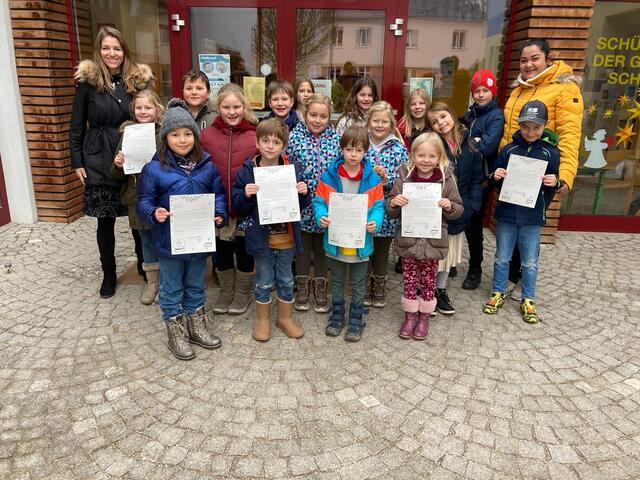 Mit großer Freude schrieben die Schüler der Nachmittagsbetreuung der Volksschule Scharten ihre Wünsche an das Chrisktind. | Foto: Wier