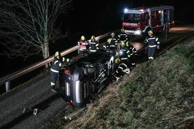 Ein Pkw-Lenker rutschte in Oberamt über eine Böschung. | Foto: Tom Wagner
