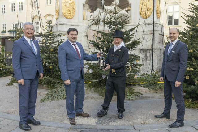 Im Bild (v.li.): Stadtamtsdirektor Roland Enzersdorfer, Bürgermeister Stefan Szirucsek, Rauchfangkehrermeister Manfred Kinder (Rauchfangkehrermeister) sowie Stadtamtsdirektor-Stv. Harald Valenta. | Foto: psb/C.Kollerics