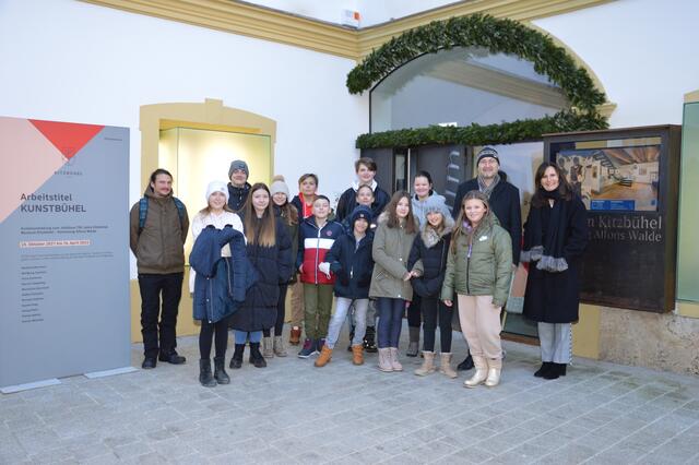 Geschichtelehrer Benedikt Call und Paul Siegert, Schüler der 2c Klasse, Direktorin Angelika Trenkwalder und Museumsdirektor Wido Sieberer. | Foto: Felix Obermoser