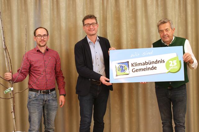 25-jähriges Jubiläum: Vizebürgermeister Peter Wille, Klimabündnis-Geschäftsführer Andrä Stigger und der Pfundser Bürgermeister Rupert Schuchter (v.l.). | Foto: Gemeinde Pfunds