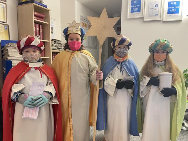 Die Sternsinger statteten den Regionalmedien Salzburg – Geschäftsstelle Pinzgau einen Besuch ab.
Vlnr.: Mia, Emilia, Christina und Naomi.