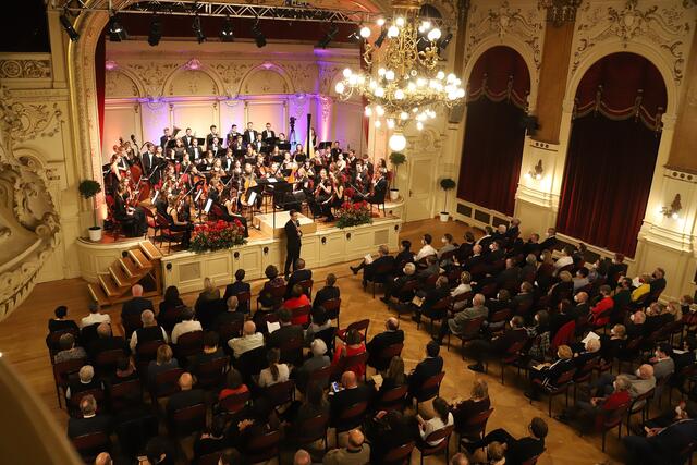 Rund 650 Besucher erfreuten sich am Silvester- und Neujahrskonzert der OÖ Philharmonie im Palais Kaufmännischer Verein. | Foto: Mahringer