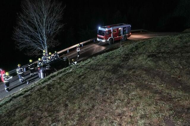 Ein Pkw-Lenker rutschte in Oberamt über eine Böschung. | Foto: Tom Wagner
