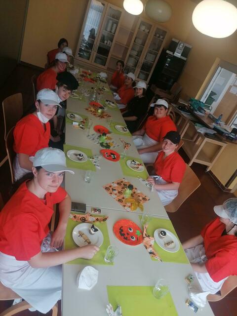 Halloween in der HLW Krieglach - auch wir sind mit dabei und kochen genießen gruseliges Allerlei.

 | Foto: HLW Krieglach