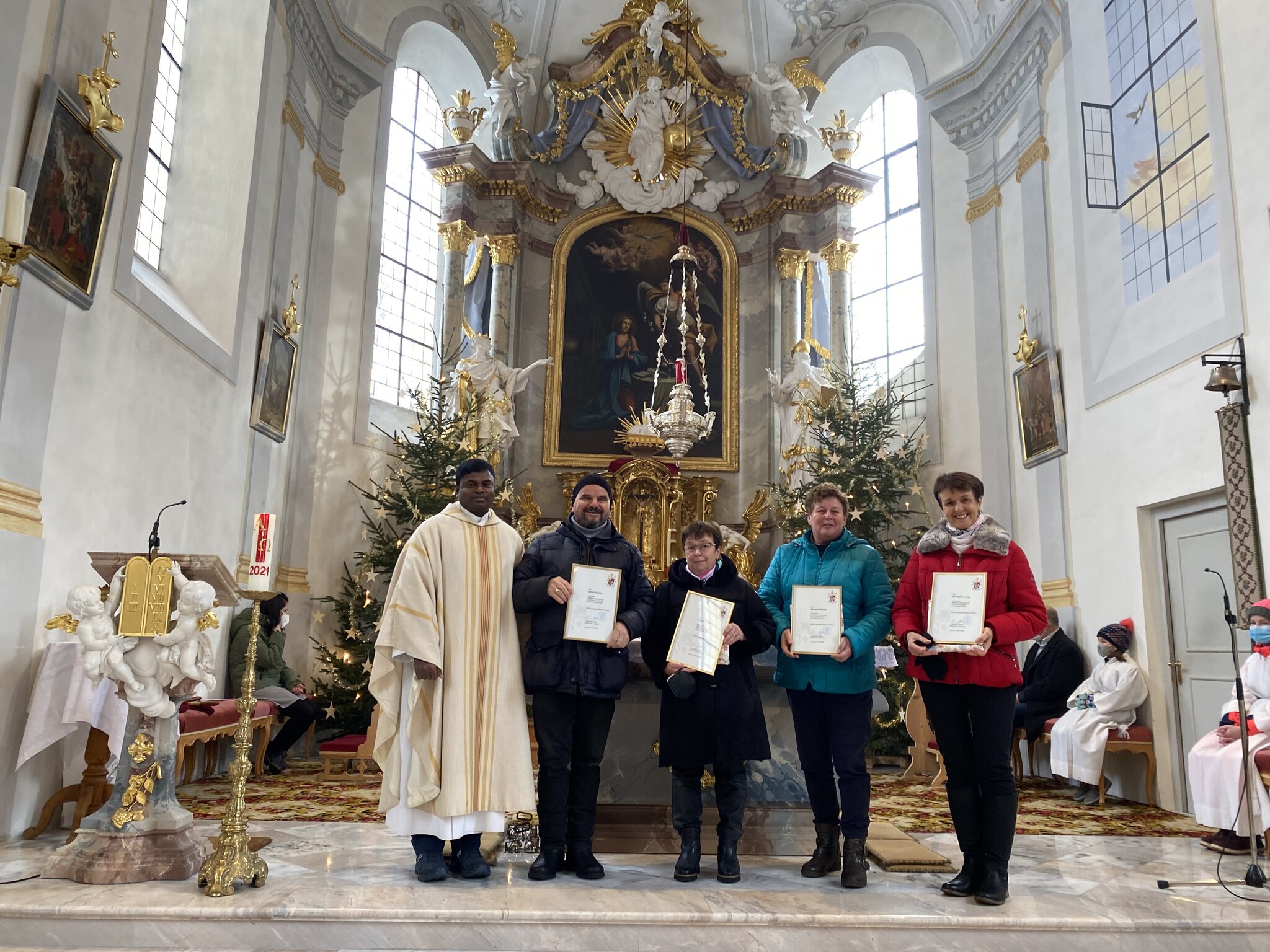 ehrungen-beim-kirchenchor-langj-hrige-s-ngerinnen-in-bach