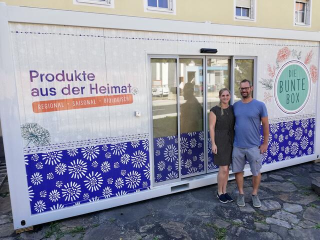 Melanie Zarfl mit ihrem Verlobten Georg Lichtenegger vor ihrem Selbstbedienungsladen „Die Bunte Box“ in Frantschach.