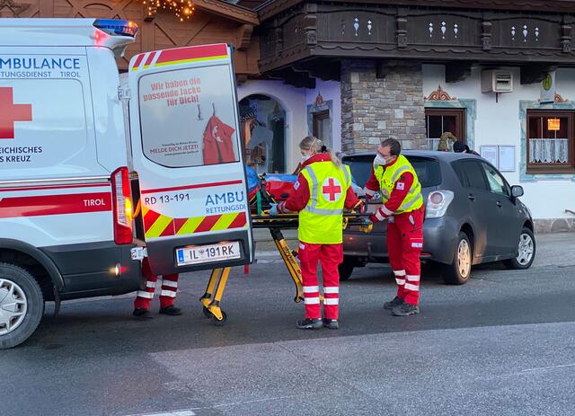 Die 53-Jährige wurde von der Unfallsstelle in Münster ins BKH Schwaz gebracht.  | Foto: ZOOM.Tirol