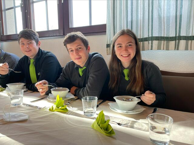 Schüler lernen alles auch im Echtbetrieb einer Küche. | Foto: Widhalm