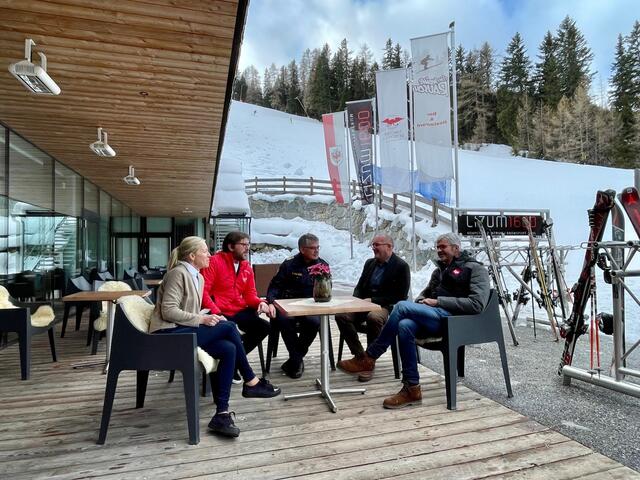 Vernetzungsgespräch: Heidi Neururer, Christian Abenthung, Jakob Annewanter, Walter Mair und Werner Frießer (v.l.n.r.) | Foto: Hassl