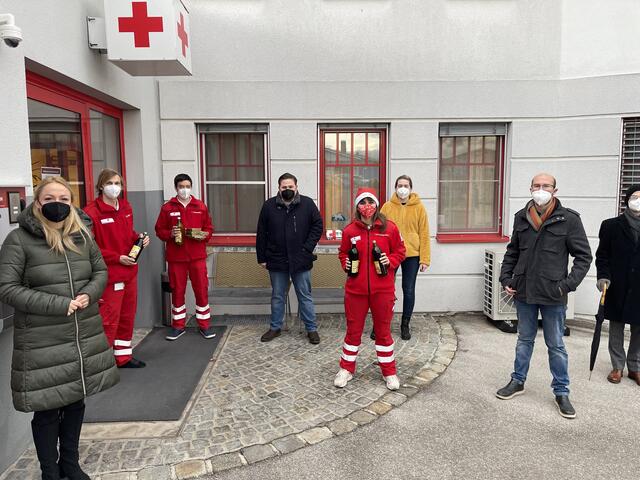 Gemeinsam mit LAbg. Julia Wagentristl waren Bezirksobmann Thomas Haffer und sein Team im ganzen Bezirk Mattersburg, mit kleinen Aufmerksamkeiten für die Blaulichtorganisationen, unterwegs. | Foto: JVP MA