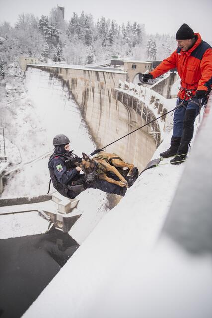 Meter für Meter geht es die Staumauer hinab | Foto: EVN / Matejschek