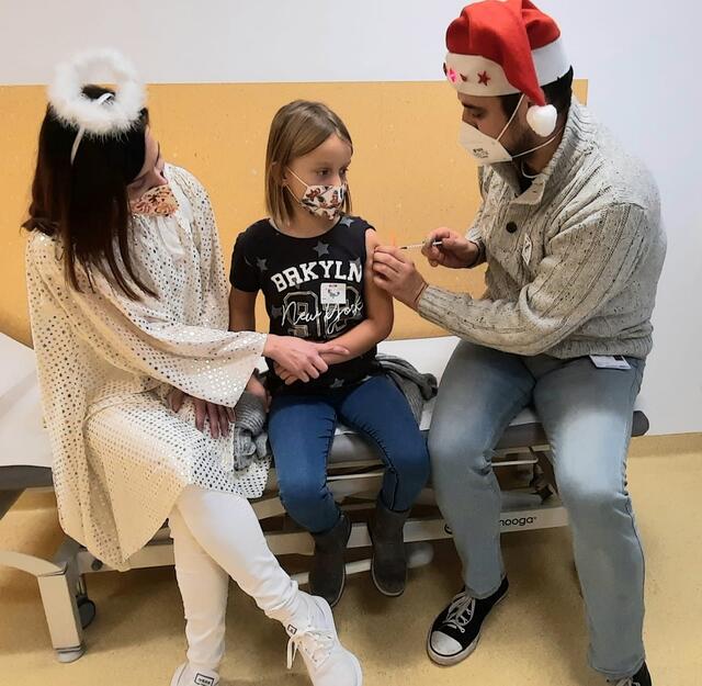 Die MitarbeiterInnen in der Kinderambulanz gehen sehr  einfühlsam auf die kleinen Impflinge ein. | Foto: BKH Reutte