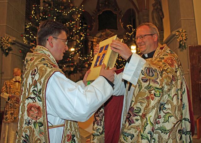 Stadtpfarrer Christoph Kranicki bei der Übergabe des Evangeliars durch Dechant Martin Edlinger | Foto: Emhofer